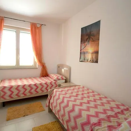 With 2 Bedrooms In With Wonderful Mountain View Shared Pool Furnished Balcony 100 M From The Beach شقة