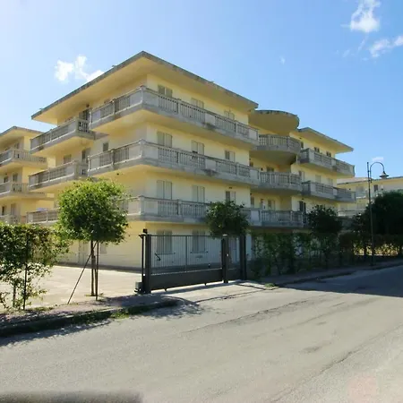 With 2 Bedrooms In With Wonderful Mountain View Shared Pool Furnished Balcony 100 M From The Beach شقة